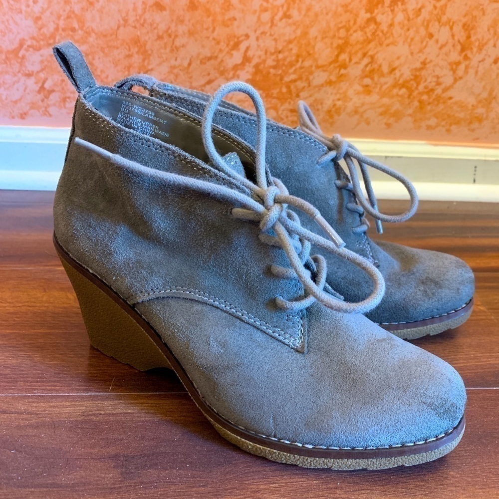 WHITE MOUNTAIN Suede Leather Ankle Bootie 9